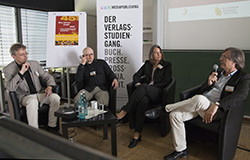 Podiumsdiskussion mit (v.r.) Wilhelm Haefs (LMU), Petra Meier (BPjM), Autor Timur Vermes und Prof. Ulrich Huse (Foto: se068)