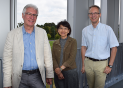 Zoom Bild öffnen Begrüßung von Frau Itoh durch Herrn Prof. Bernhard Hütter (links) und Herrn Prof. Magnus Pfeffer (rechts)