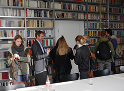 Prof. Schlüter mit Mediapublishern zusammen beim suhrkamp-Verlag (Fotos: sk273)