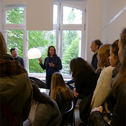 Die Studierenden lauschen aufmerksam Geschäftsführerin Anja Horn 