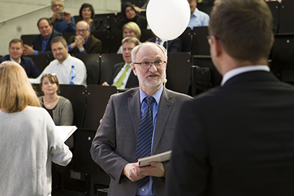 Prof. Dr. Ihler bei der Zeugnisübergabe 2016/17