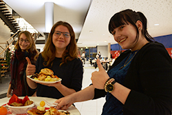 Reichlich zu essen gab es am Buffet (Fotos: sh271, mr167)