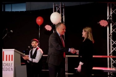 Stefanie Bürk erhält den VDM-Preis auf der HdM-Absolventenfeier Stefanie Bürk erhält den VDM-Preis auf der HdM-Absolventenfeier