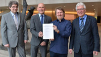 Zoom Bild öffnen v. li.: U. Wesser (Zweit-Prüfer), Landtagsdirektor Frieß, T. Heger-Mühlen und Prof. Hütter (Erst-Prüfer)