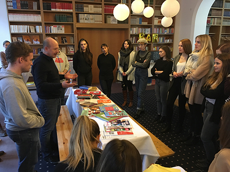 Herder-Produktionsleiter Roman Holletschek bei der Präsentation der Verlagsprodukte