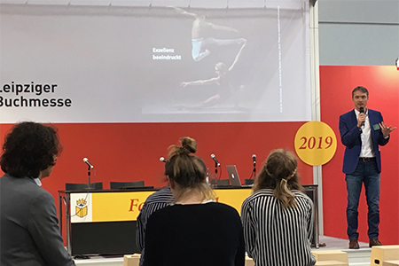 Prof. Schlüter beim Vortrag über die Zukunft der Verlagsbranche im Fachforum der Halle 5  