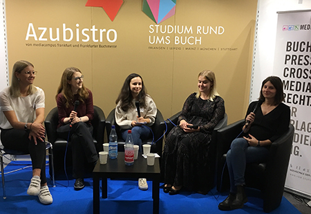 Diskussion zum Thema nachhaltiges Lernen zwischen den Mediapublishing-Alumni Irene Theiss, Jacqueline Schmidt und Julia Steurer, moderiert von Adriana Zwink (links) und Anna Tverdovska (mitte).