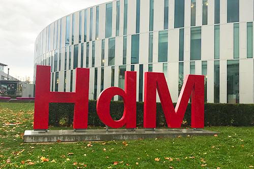 Neuer Schriftzug schmückt den HdM-Campus 