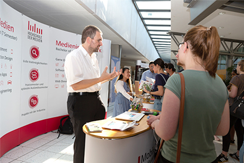 Infostand der Studiengänge Mobile Medien und Medineinformatik 