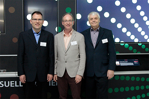 Prof. Dr. Martin Fuchs (links) übernimmt den Stab von Prof. Uwe Schulz (rechts) in der Institutsleitung mit Prof. Dr. Jens-Uwe Hahn (Mitte)