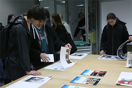 Viele Besucher auch bei den Entwürfen des 3. Semesters. (Fotos: jal)