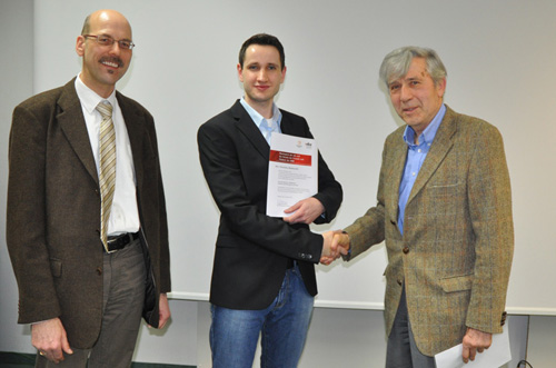 Zoom Bild öffnen Cornelius Bauknecht (Mitte) mit Frank Seeger (ekz, links) und Prof. Andreas Papendieck (Förderverein), Foto: HdM Stuttgart/Wesser