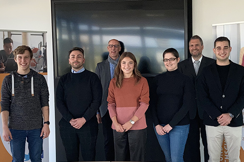 Die Stipendiatinnen und Stipendiaten Emaunel Leube, Sascha Schmidt, Paula Schaber, Selina Andrews und Burak Aridag (von links) mit Prof. Dr. Martin Engstler (hinten li.) und Prof. Dr. Joachim Charzinski (hinten re.), Foto: Leonie Laufer