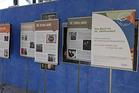 Plakatausstellung im Foyer der HdM