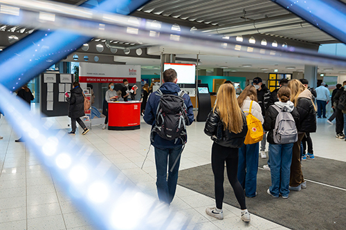 Auch 2022 findet der Studieninformationstag an der HdM in Präsenz statt. Studieninteressierte sind von 9 - 14:30 Uhr herzlich willkommen!