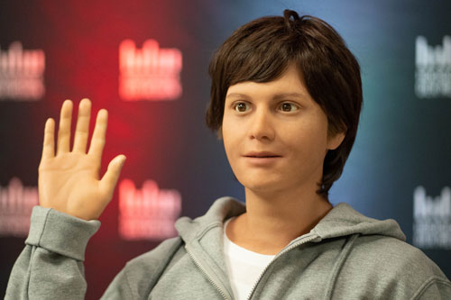 Der androide Roboter Andrea wurde am 7. Dezember 2022 an der HdM vorgestellt. (Foto: Laura Poluschkin)