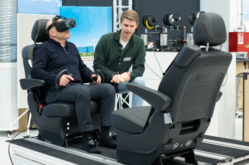 Der Minister testet den Mixed-Reality Fahrsimulator in der ARENA2036 (Foto: Laura Poluschkin)