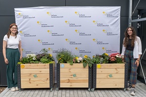 Abb.1: Frau Emma Schüttoff und Linda Enrich präsentieren die Hochbeete