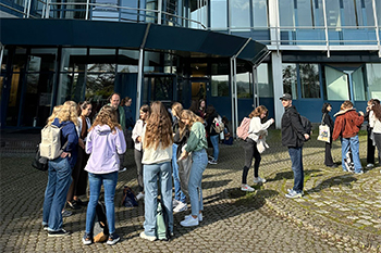 Das 2. Semester vor dem Gebäude des Thieme Verlags in Stuttgart-Feuerbach.