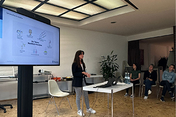 Jessica Ianicelli von der Junior Talent Aquisition gibt eine Einführung zum Georg Thieme Verlag.