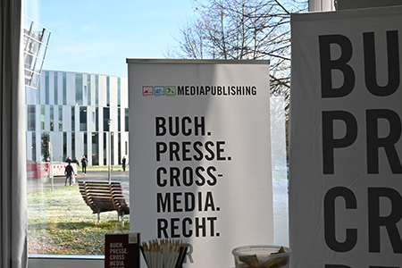 Blick vom Infostand auf den Zitronenschnitz (Informationsgebäude).