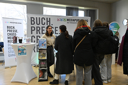 Viele Schülerinnen und Schüler kamen an den Mediapublishing Stand, um sich mit den Studierenden auszutauschen und Infos zum Studium einzuholen. 