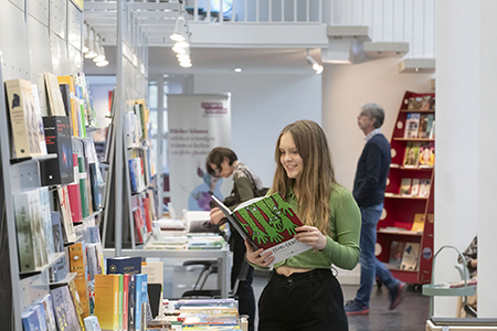 Junge Leserin auf den Stuttgarter Buchwochen (c)Frank Kleinbach