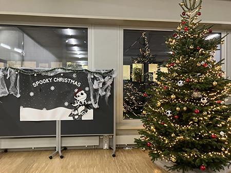 Der Eingangsbereich des Würfels: Auch die Deko des Events war ganz im Stile  "Spooky Christmas" gehalten.