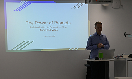 Gastdozent Johannes Wöhler beginnt seinen Vortrag "Die Macht der Prompts". 