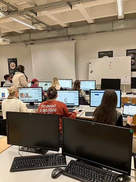 Studierende arbeiten am Zeitungsdesign