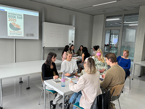 Studierende und Dozentinnen während der Messe / students and lecturers during the fair