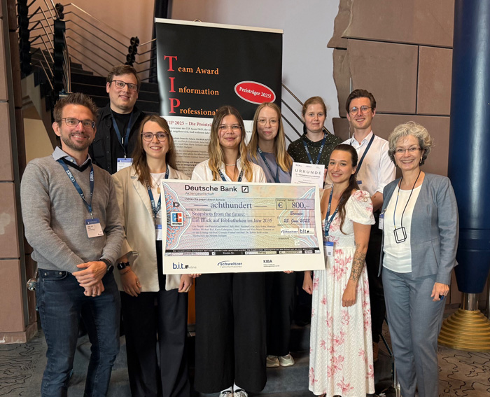 Personen auf dem Foto von links nach rechts: Prof. Dr. Tobias Seidl, Michael Ruf, Nina-Marie Ziemann, Laura Zerrer, Monique Müller, Kartin Uebelgünn, Sandra Kovac, Patryk Gadziomski, Prof. Cornelia Vonhof (nicht auf dem Foto: Julia Hoff).