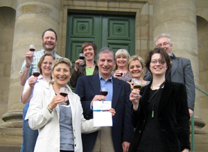 Zoom Bild öffnen Fröhlicher Abschluss der Summer School  mit einem Glas Rotwein am Rotenberg