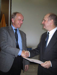 HdM-Gründungsrektor Prof. Dr. Schlegel gratuliert Prof. Dr. Nestler