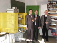 Christian Kramer, Prof. Dr. Erich Steiner und Prof. Dr. Rainer Nestler mit der Neuerwerbung
