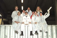 Das Team beim Überholen des Containers