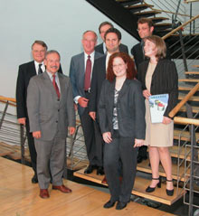 Prof. Dr. Ingo Bürgen, Ilka Sigmund (vorne, v.l.), Dr. Hartmut Sandig, Prof. Dr. Uwe Schlegel, Daniele Berretta, Pamela Czechowski, 2. Reihe, v.l.), Minister Christoph Palmer, Tim Jennerjahn (3. Reihe, v.l.)