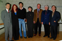 Die beiden Moderatoren (links) mit ihren Gästen und HdM-Rektor Uwe Schlegel (3. von rechts).