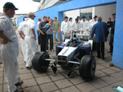 Transport des Rennwagens durch die Hochschule