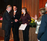 Dr. Klaus Gritz gratuliert HdM-Studentin Christiane Kipp, und Prof. Eckhard Wendling