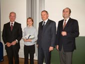 Evgenia Motz mit Prof. Dr. Uwe Schlegel (rechts), Bernhard Schreier, Prof. Dr. Wolfgang Faigle (links) Foto: Martina Reinhardt, Deutscher Drucker