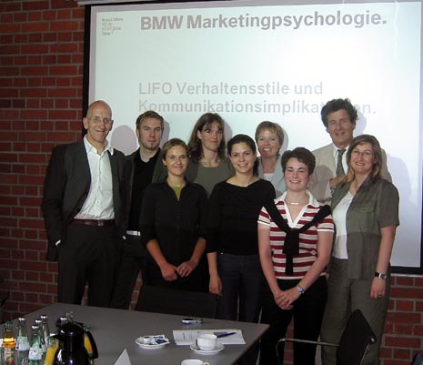 Die Präsentation bei BMW: Holger Jung (Werbeagentur Jung und Matt, Hamburg), Glöckner (BMW Marketing Innovation Lab), Lamm, Rothe, Jockwer (HdM), Stranz (BMW Marketing Innovation Lab), Hager, Wüst, Leyrer (HdM) (v.l.)