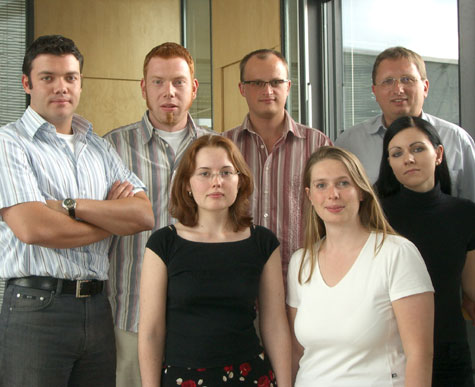 Die Projektgruppe: (obere Reihe v.l.) Thomas Eicker (Projektleiter), Heiko Forster, Viktor Würfel, Prof. Dr. Raimund Baumann (Projektbetreuung) (untere Reihe v. l.) Erika Zirnsak, Christine Stehr, Stefanie Lenz