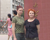 Natalie Plitz und Dagmar Kierot auf dem Campus in Xi´an