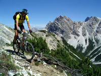 Rolf Metzger bei der Abfahrt vom Kreuzjoch in den Dolomiten (Foto: Carsten Schymik)