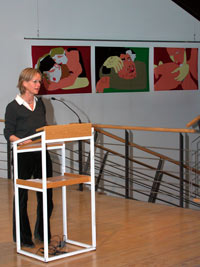 Prof. Susanne Mayer bei der Ausstellungseröffnung