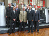 Professor Dr. Uwe Schlegel (2. von links, 1. Reihe) und Bernhard Schreier (2. von rechts, 1. Reihe) besiegeln den Kauf einer Speedmaster CD 74 für die HdM.     Foto: Heidelberger Druckmaschinen AG