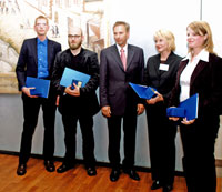 (v. l. n. r.:) Florian Heinrich (HdM), Ingmar Petersen (HdM), Dr. Jürgen Rautert (Vorstandsmitglied Heidelberger Druck­ma­schinen AG), Kerstin Peitz (Bergische Universität Wuppertal), Katja Klein (HdM). Foto: Sylvia Strecker 