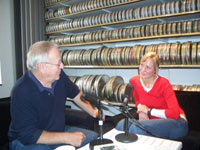 Kirsten Wissing im Gespräch mit Armin Maiwald in der "Maus-Redaktion" in Köln.