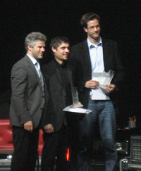 Die Conmedia-Preisträger auf der Bühne: Prof. Stephan Ferdinand mit den Studierenden Michael Neumann und Christoph Hars (Foto: Ina Lorenz)